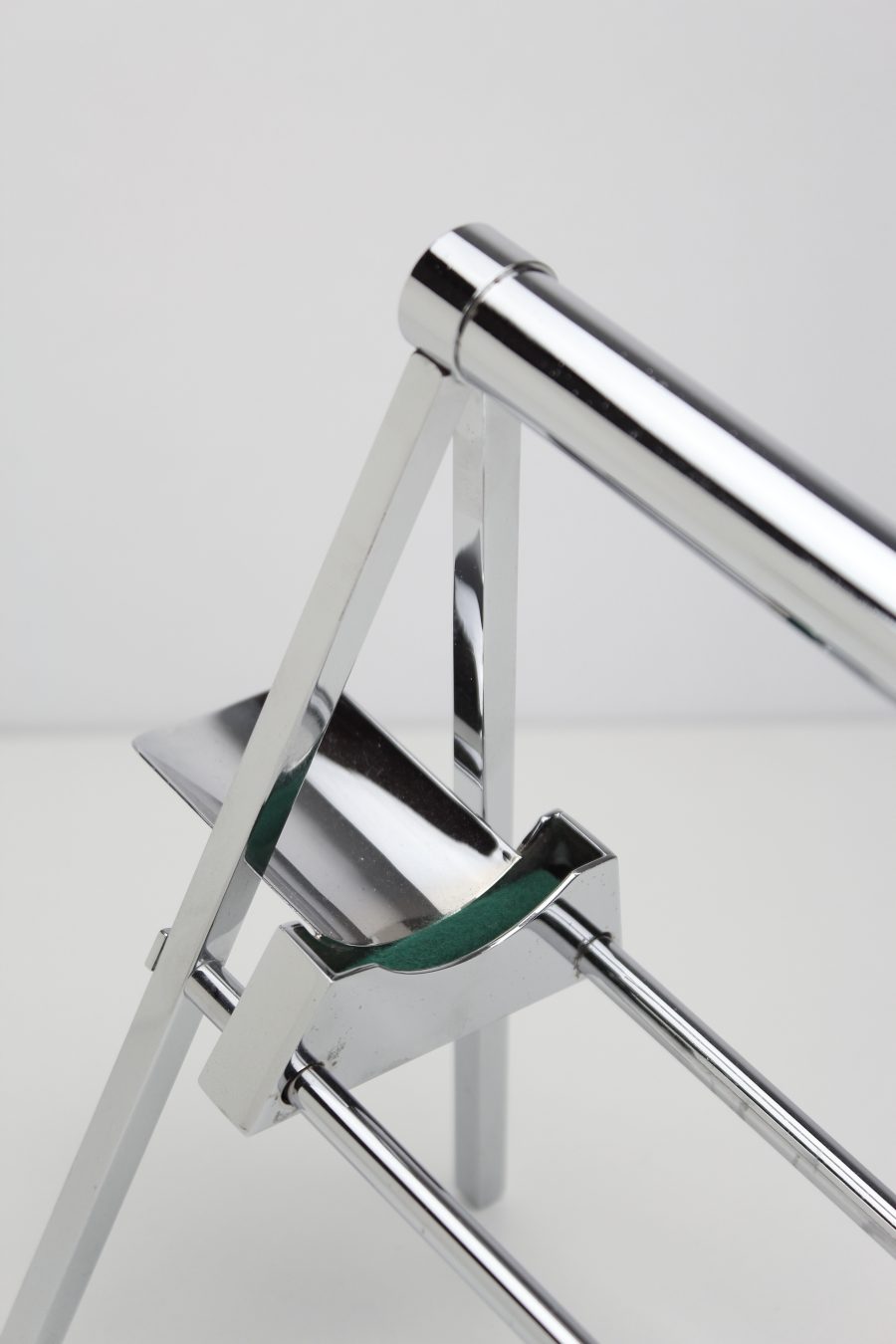 Jacques Adnet, Porte-bouteille en métal chromé