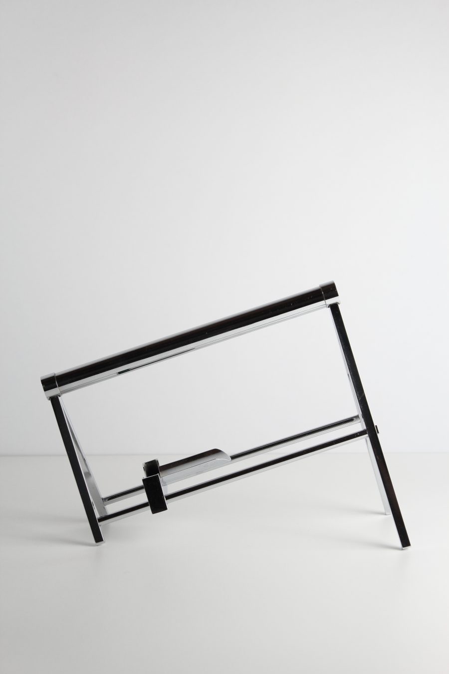 Jacques Adnet, Porte-bouteille en métal chromé